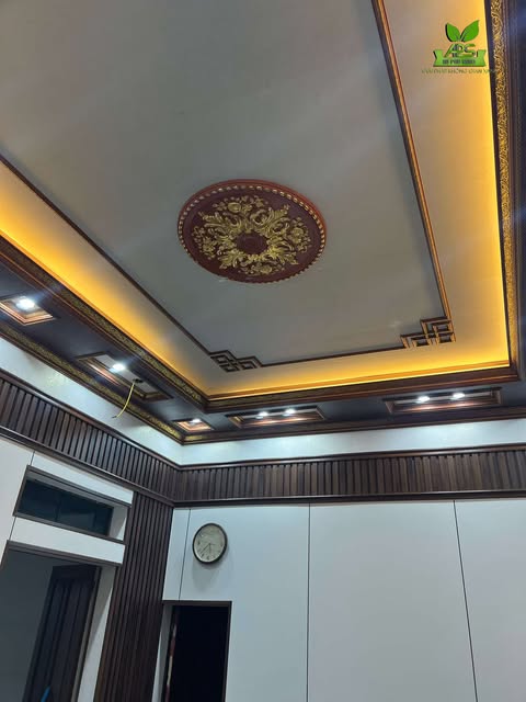 Thi công trần nhựa nano và ốp tường bằng tấm ốp than tre