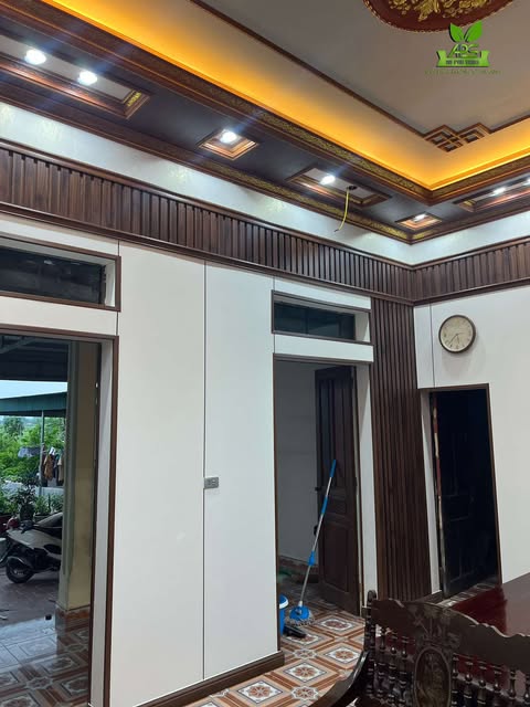 Thi công trần nhựa nano và ốp tường bằng tấm ốp than tre