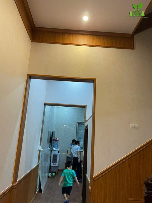 Thi công ốp tường nhựa nano và trần nhựa giả gỗ